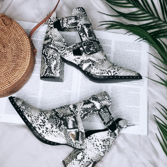 🚨//LAST PAIR// Snake print booties - Picture 4 of 8